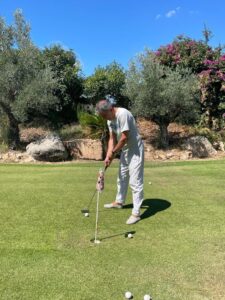 Paolo Fresu, trombettista jazz di fama internazionale, a sorpresa pochi giorni fa, è venuto a trovarci al Botanic Golf Sacuba & Resort. In compagnia di amici, della moglie Sonia e del figlio. Forse per la prima volta sua, si è cimentato nell'Academy (campo pratica del Botanic). Grazie Paolo per averci offerto uno sprazzo di bon ton.